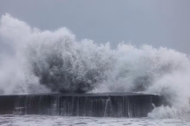 Sóng lớn vào bờ biển Đài Loan ngày 30.10 khi bão Kong-rey tiến gần