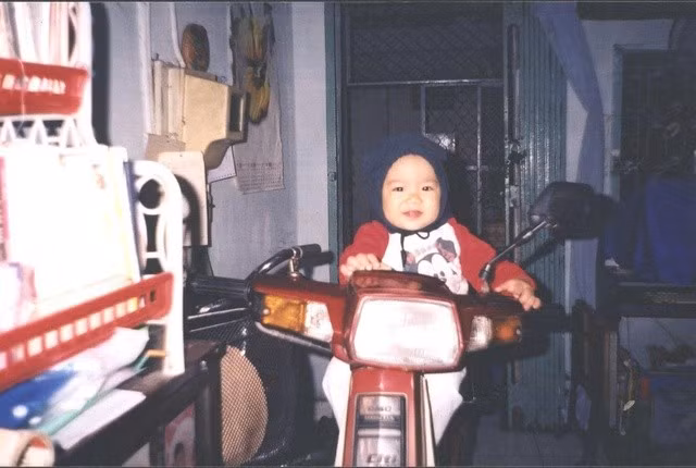 Xuyên thuở bé ngồi trên chiếc xe máy của ba