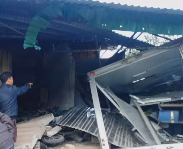 Căn nhà bị đổ sập khi xe tải bất ngờ lao vào. Ảnh: K. Sơn