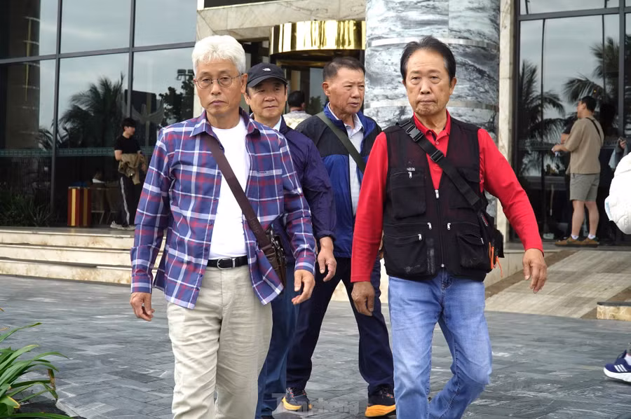 Đối với những đoàn khách MICE lớn này, thành phố có nhiều chương trình ưu đãi, thu hút như chào đón ở sân bay, tặng quà lưu niệm, hỗ trợ tổ chức sự kiện.... Bà Nguyễn Thị Hoàng Ấn, Giám đốc vận hành khách sạn S.R. (đường Võ Nguyên Giáp) cho hay khách sạn vừa đón 5 xe 45 chỗ chở đoàn du khách của một công ty đến lưu trú. "Đoàn này ở "full" phòng khách sạn và phải chia sang các cơ sở gần đó", bà nói.