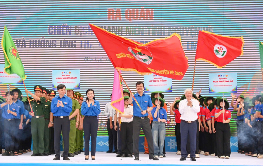 Ủy viên Bộ Chính trị, Bí thư Trung ương Đảng, Chủ tịch Ủy ban Trung ương MTTQ Việt Nam Đỗ Văn Chiến (hàng trước, bìa phải) trao cờ hiệu Chiến dịch Thanh niên tình nguyện hè năm 2025 cho Ban Bí thư Trung ương Đoàn. Ảnh: Đ.T 2.jpg