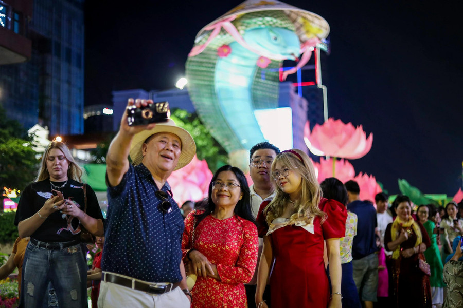 Thời gian bắn pháo hoa từ 0 giờ đến 0 giờ 15 phút ngày 29.1. Cụ thể, có 2 điểm bắn pháo hoa tầm cao tại khu vực đầu đường hầm sông Sài Gòn (P.Thủ Thiêm, TP.Thủ Đức), số lượng 1.500 quả pháo hoa tầm cao, 30 giàn pháo hoa tầm thấp, 10 giàn hỏa thuật. Điểm còn lại tại khu Đền tưởng niệm Liệt sĩ Bến Dược (xã Phú Mỹ Hưng, H.Củ Chi), số lượng 500 quả pháo hoa tầm cao, 30 giàn pháo hoa tầm thấp