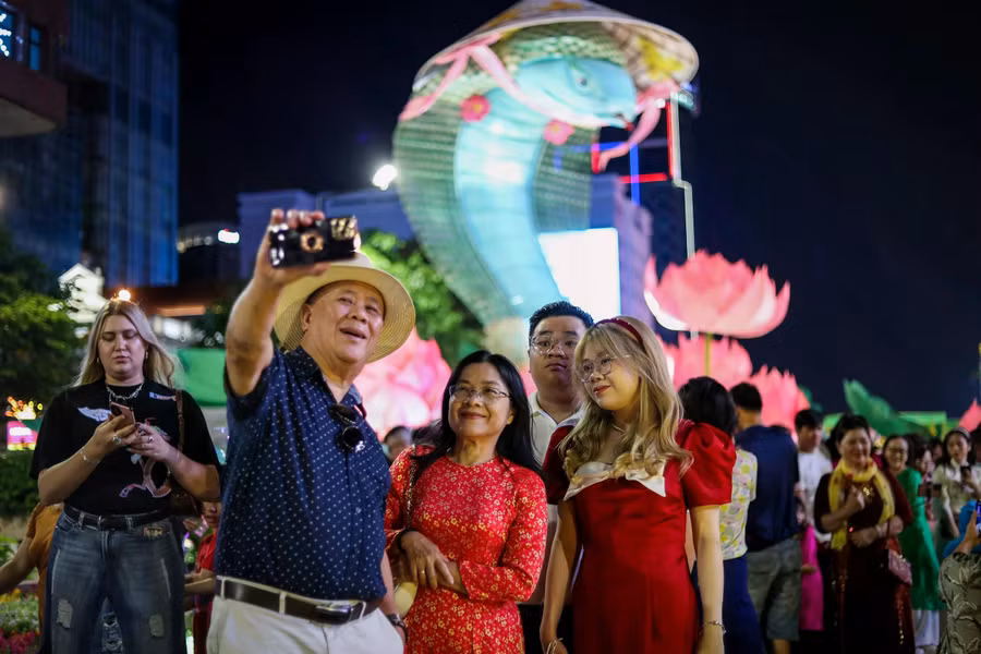 Thời gian bắn pháo hoa từ 0 giờ đến 0 giờ 15 phút ngày 29.1. Cụ thể, có 2 điểm bắn pháo hoa tầm cao tại khu vực đầu đường hầm sông Sài Gòn (P.Thủ Thiêm, TP.Thủ Đức), số lượng 1.500 quả pháo hoa tầm cao, 30 giàn pháo hoa tầm thấp, 10 giàn hỏa thuật. Điểm còn lại tại khu Đền tưởng niệm Liệt sĩ Bến Dược (xã Phú Mỹ Hưng, H.Củ Chi), số lượng 500 quả pháo hoa tầm cao, 30 giàn pháo hoa tầm thấp