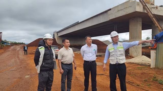 Ông Phan Hữu Duy Quốc (bìa phải), Chủ tịch HĐQT CC1, cho rằng việc chậm tiến độ có nguyên nhân khách quan và chủ quan