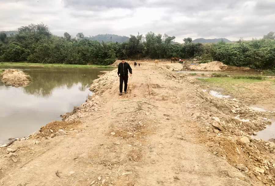 ong-dung-tu-y-lam-con-duong-dat-rong-khoang-4-5m-chan-ngang-qua-con-suoi-ia-mlah.jpg