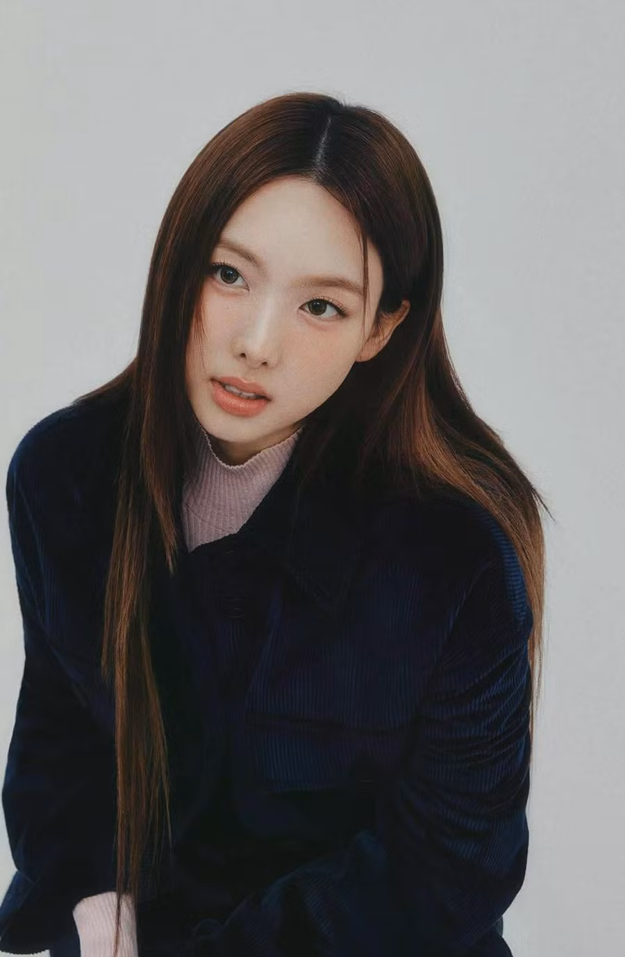 Nayeon được khen ngày càng nhuận sắc ở độ tuổi chạm ngưỡng 30. Là chị cả cũng là thành viên đầu tiên trong nhóm ra mắt solo sau 7 năm hoạt động, Nayeon đã để lại nhiều dấu ấn tích cực