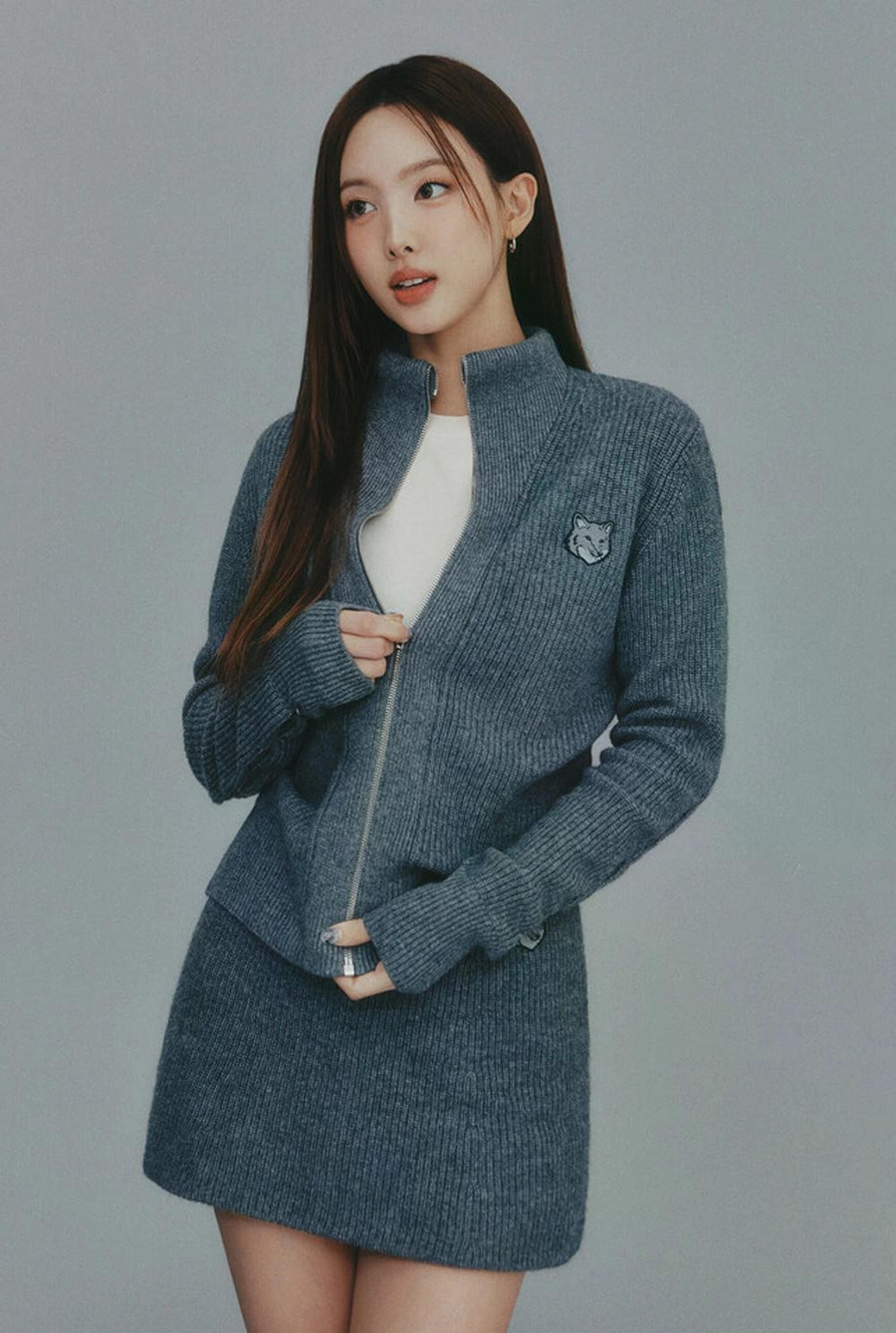 Nayeon ưu tiên chọn những bộ trang phục đơn giản, thoải mái như áo len, váy len kết hợp với giày giày thể thao hoặc giày bốt. Tuy nhiên, cô nàng luôn biết cách tạo điểm nhấn cho trang phục bằng những phụ kiện như mũ, kính mát hoặc túi xách