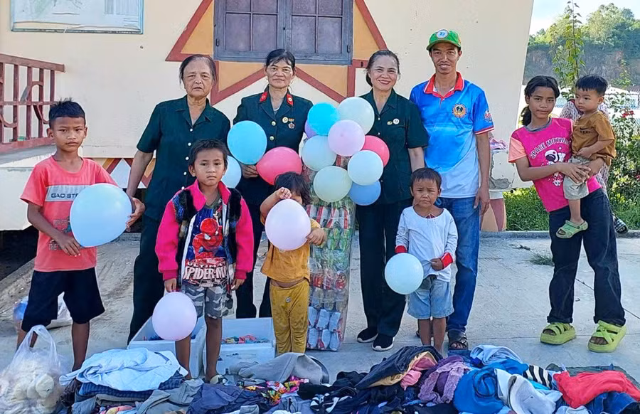 dai-dien-nhom-thien-nguyen-hai-ly-to-chuc-tang-quan-ao-cho-nguoi-dan-kho-khan-o-cac-thon-lang-tai-huyen-kbang-anh-dinh-ly.jpg