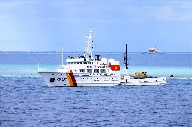Tàu KN-462 của Chi đội Kiểm ngư 4 trực bảo vệ chủ quyền ở Trường Sa