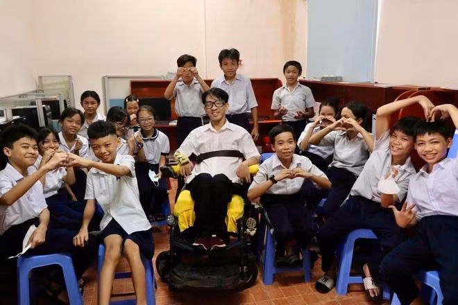 Anh Lâm chụp ảnh bên các học trò của mình