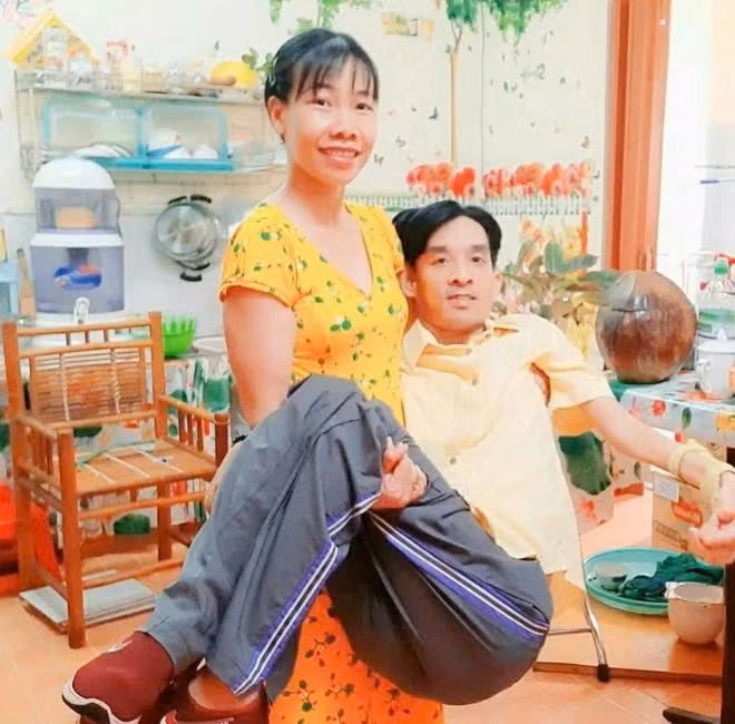 Chị Thơ giúp chồng trong các sinh hoạt thường ngày