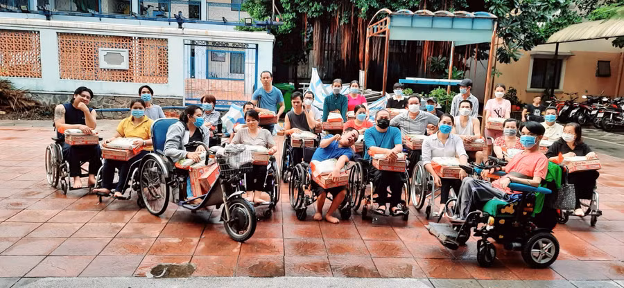 "Thầy giáo xe lăn" Nguyễn Ngọc Lâm vận động, kết nối các nhà hảo tâm giúp đỡ những mảnh đời khó khăn trong mùa dịch Covid-19