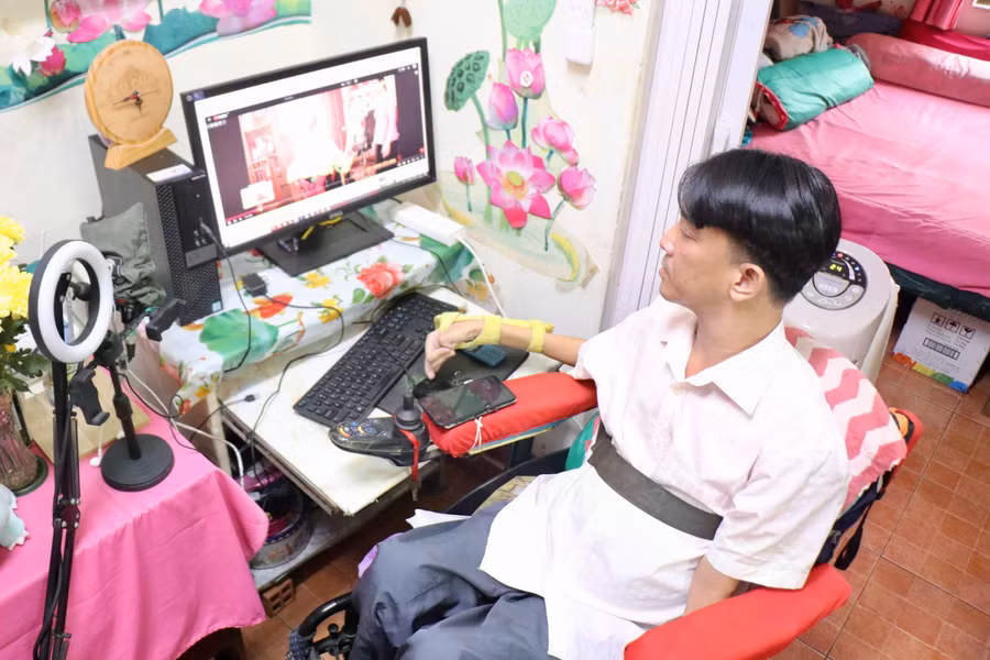 Anh Lâm hiện là thầy giáo dạy Tin học ở Làng May Mắn