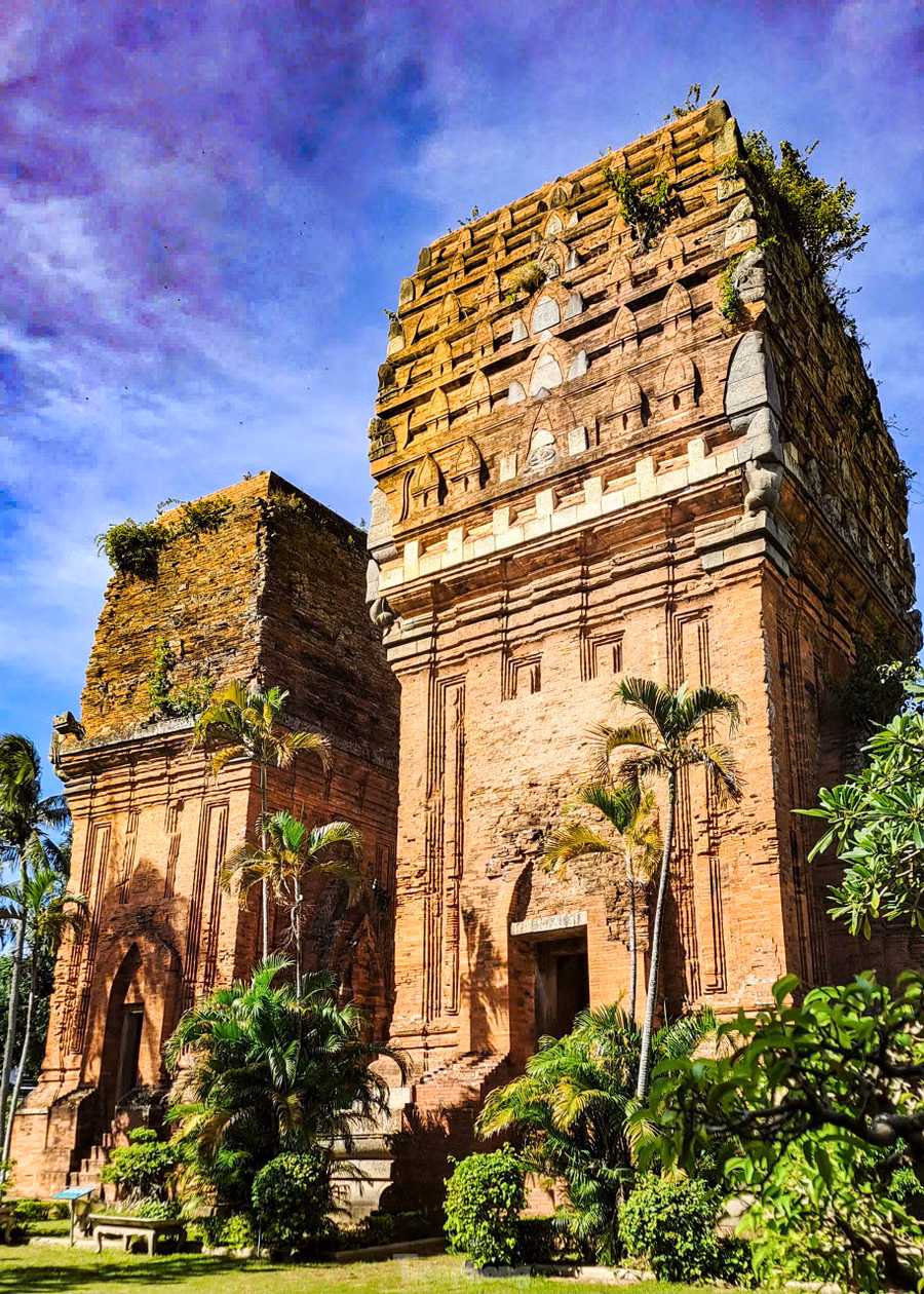 Đặc biệt là quần thể kiến trúc, tín ngưỡng gồm 8 cụm và 14 tháp Chăm gần như còn nguyên vẹn. Cùng với hệ thống tháp Chăm, thời kỳ vàng son của vương quốc Chămpa cũng đã để lại trên đất Bình Định hàng nghìn tác phẩm nghệ thuật điêu khắc vô giá. Ảnh: Trương Định.