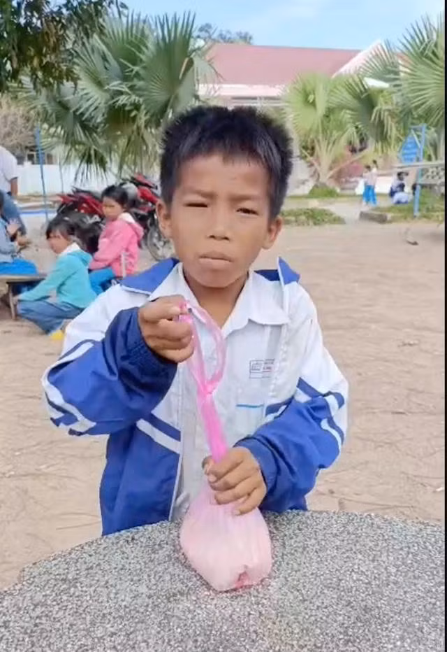 Hình ảnh học trò mang gạo đi bán để mua bút chì khiến nhiều người xúc động