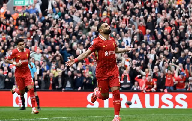 Mohamed ghi các bàn thắng thứ 242 và 243 cho Liverpool