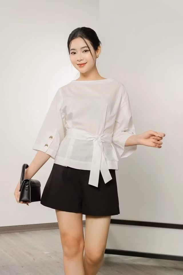 Chân váy luôn là "tuyên ngôn" của sự trẻ trung và duyên dáng, và khi kết hợp với áo sơ mi dài tay, bạn sẽ có một set đồ vừa thanh lịch vừa nổi bật