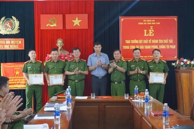 Công an tỉnh Kon Tum phối hợp UBND H.Tu Mơ Rông khen thưởng cán bộ, chiến sĩ đã tham gia phá án
