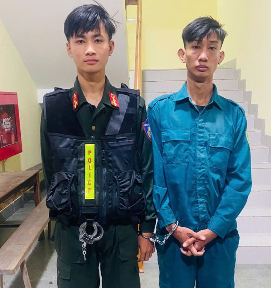 Đối tượng Nguyễn Phạm Hoàng Dương (trái) và Nguyễn Thuận Quý (phải) Đối tượng Nguyễn Phạm Hoàng Dương (trái) và Nguyễn Thuận Quý (phải)