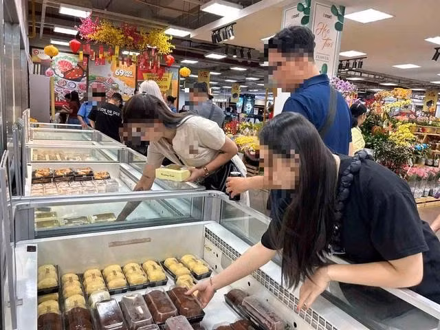 Mua sắm mạnh tay ngày tết có thể khiến các bạn trẻ lâm cảnh thâm hụt tài chính