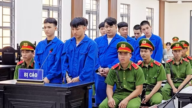 Các bị cáo Trung, Tâm, Nhàn, Huy, Khang, Nguyên, Tây và Nhựt tại phiên toà sơ thẩm