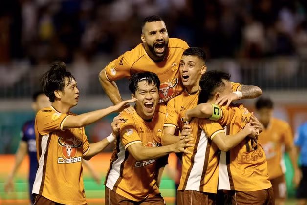 Trung vệ Lý Đức (thứ 2 từ trái sang) cần giúp CLB HAGL chơi ổn định hơn ở giải trong nước