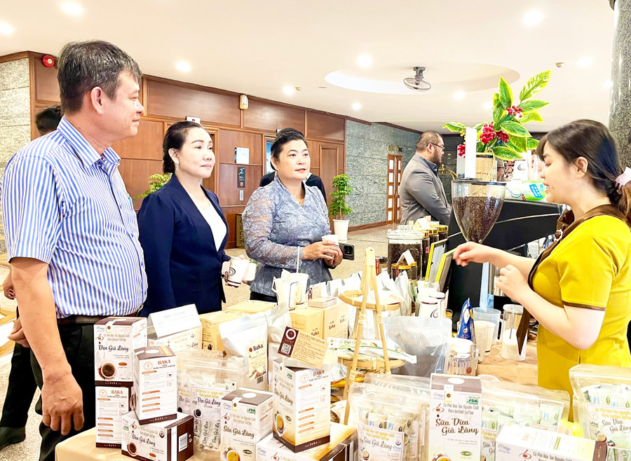 Các đại biểu tham quan quầy trưng bày giới thiệu sản phẩm đặc trưng của tỉnh Gia Lai. Ảnh: V.T cac-dai-bieu-tham-quan-quay-trung-bay-gioi-thieu-san-pham-dac-trung-cua-tinh-anh-vt.jpg