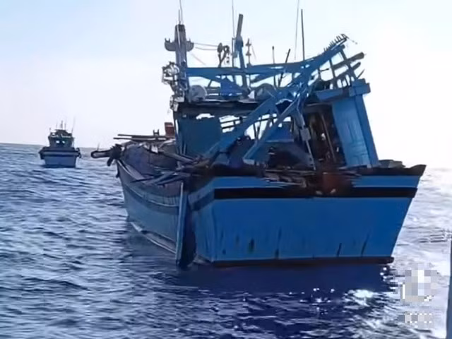 Tàu cá của ngư dân Phú Yên bị tàu nước ngoài đâm va hư hỏng nặng