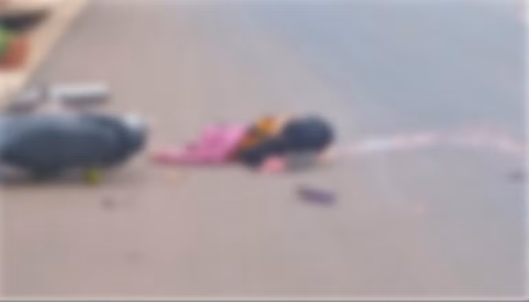 Cú va chạm mạnh khiến bà Nguyễn Thị Nam ngã ra hướng lòng đường nên bị bánh xe cán qua tử vong tại chỗ.