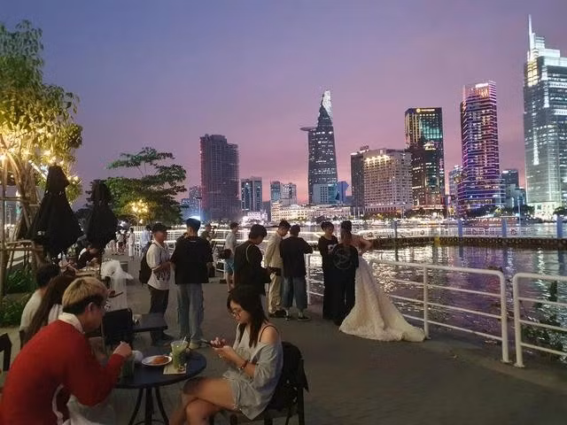 Khu vực dọc bờ sông Sài Gòn, Q.1 cũng sẽ là điểm ngắm pháo hoa lý tưởng cho nhiều bạn trẻ