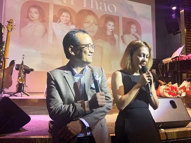 Ca sĩ Vi Thảo và nhà báo Lý Đợi giao lưu với khán giả