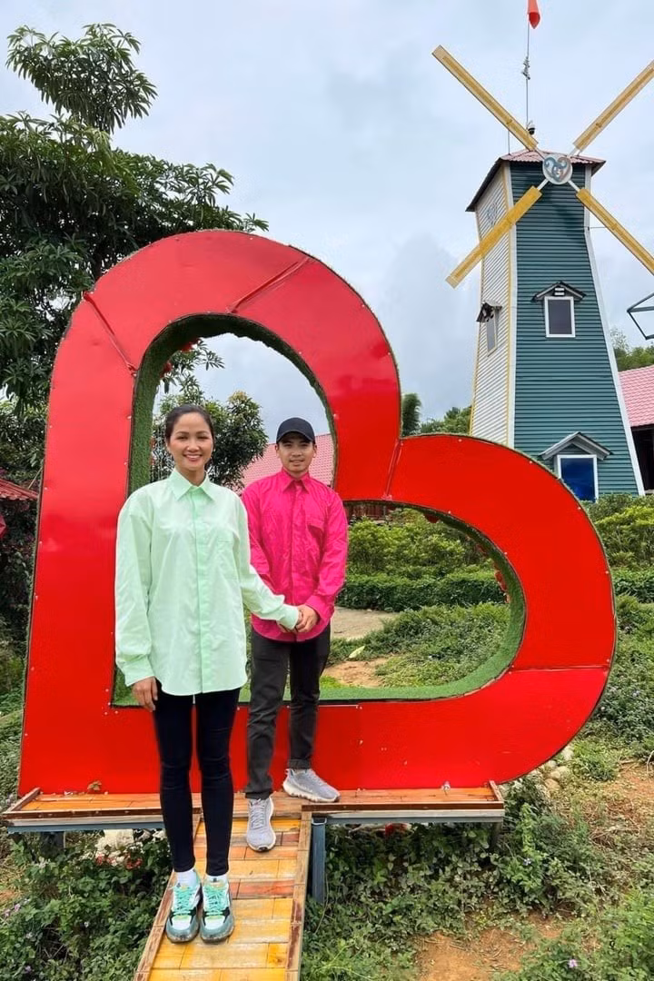 Trong những chia sẻ gần đây, H'Hen Niê hài hước tiết lộ Tuấn Khôi không phải gu của cô.