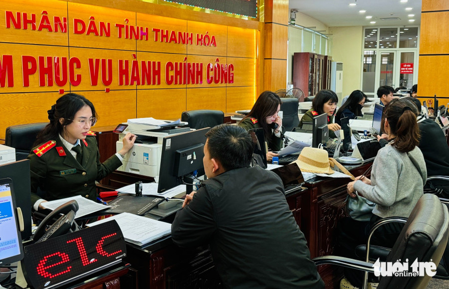 Lực lượng Công an giải quyết thủ tục hành chính cho người dân. Ảnh DANH TRỌNG. Nguồn TTO luc-luong-cong-an-giai-quyet-thu-tuc-hanh-chinh-cho-nguoi-dan-anh-danh-trong-nguon-tto.jpg