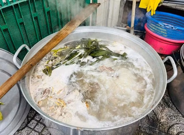 Nồi cháo gà được nấu bởi các tín đồ tôn giáo tại thánh đường