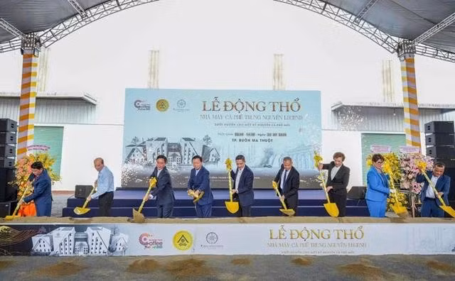 Các đại biểu tham gia động thổ nhà máy cà phê Trung Nguyên Legend