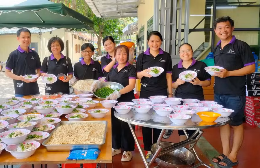 Nhóm thiện nguyện SV 07 của Toàn nấu ăn ở chùa dịp đại lễ Vesak 2025