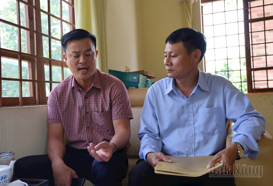 Ông Bùi Thanh Trúc (áo xanh, bên trái) ở phường Nghĩa Đức, TP. Gia Nghĩa trao đổi với giáo viên để có thêm thông tin định hướng phù hợp với năng lực của con trước khi nộp hồ sơ đăng ký dự thi Ông Bùi Thanh Trúc (áo xanh, bên trái) ở phường Nghĩa Đức, TP. Gia Nghĩa trao đổi với giáo viên để có thêm thông tin định hướng phù hợp với năng lực của con trước khi nộp hồ sơ đăng ký dự thi