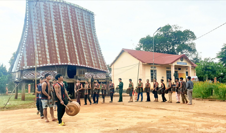 Đội cồng chiêng làng Mít Jep (xã Ia O) biểu diễn tại nhà rông. Ảnh: N.T doi-cong-chieng-lang-mit-jep-xa-ia-o-bieu-dien-cong-chieng-anh-nt.jpg