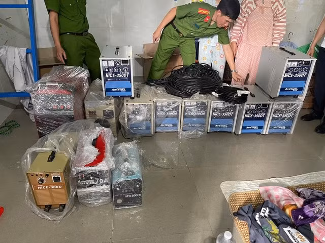 Lực lượng công an khám xét, thu giữ nhiều tài sản liên quan đến hành vi trộm cắp tài sản của Tân và đồng bọn