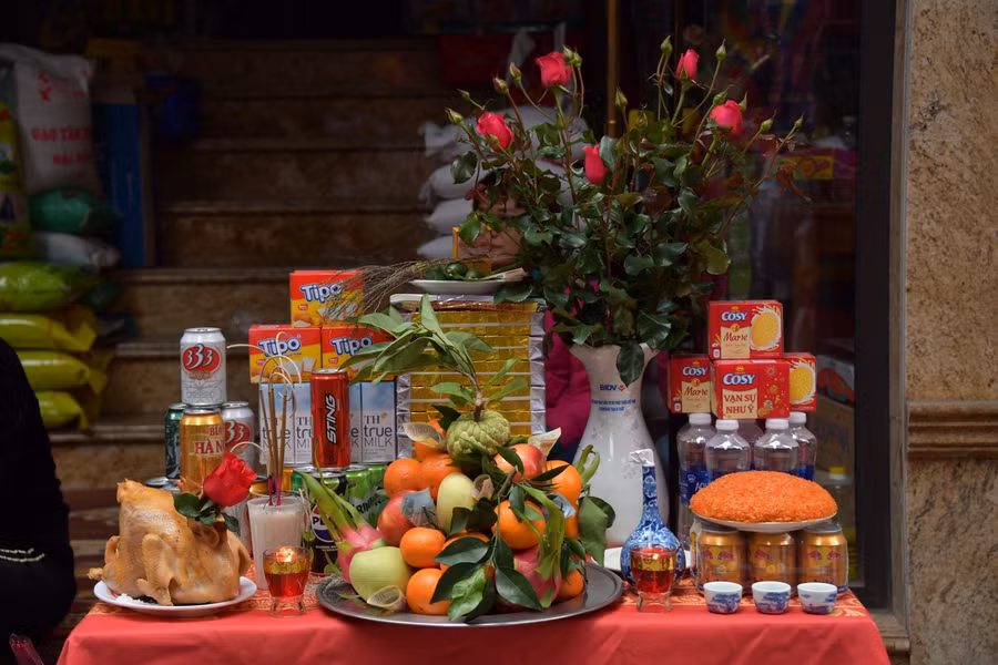 Các gia đình bày mâm cúng trước nhà trong ngày hội ở làng Phú Đô