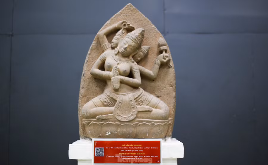 Phù điêu nữ thần Sarasvati, niên đại thế kỷ XII được phát hiện vào năm 1988 tại phế tích tháp Châu Thành, xã Nhơn Thành, huyện An Nhơn (nay thuộc khu vực Châu Thành, phường Nhơn Thành, thị xã An Nhơn). Năm 2020, được công nhận bảo vật quốc gia. Ảnh: Trương Định.