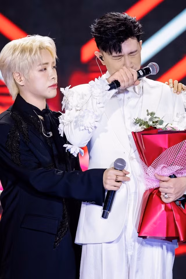 Dược Sĩ Tiến bật khóc