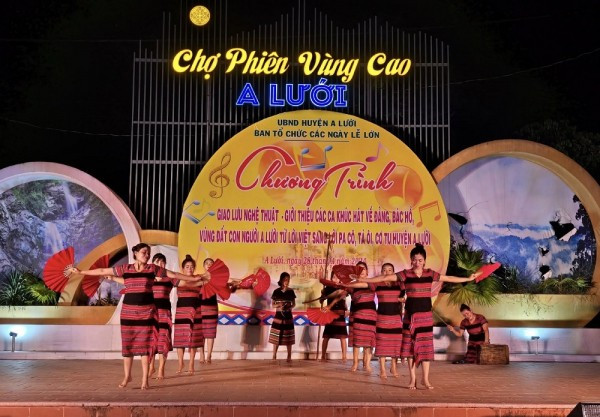 Chợ phiên vùng cao A Lưới ngập tràn sắc màu văn hóa. Chợ phiên vùng cao A Lưới ngập tràn sắc màu văn hóa.