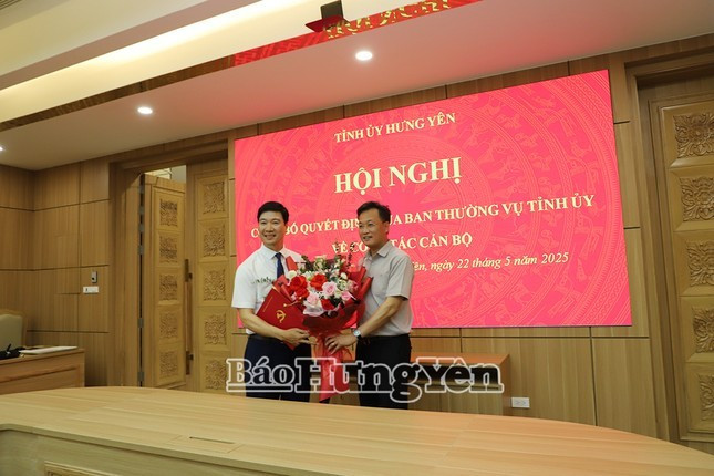 Thay mặt Ban Thường vụ Tỉnh ủy, Bí thư Tỉnh ủy Hưng Yên Nguyễn Hữu Nghĩa trao quyết định và tặng hoa chúc mừng ông Trần Văn Thắng. Ảnh: Báo Hưng Yên Thay mặt Ban Thường vụ Tỉnh ủy, Bí thư Tỉnh ủy Hưng Yên Nguyễn Hữu Nghĩa trao quyết định và tặng hoa chúc mừng ông Trần Văn Thắng. Ảnh: Báo Hưng Yên