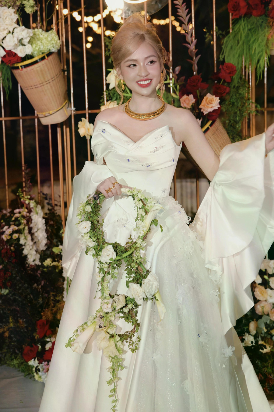 Đám cưới của Trần Thanh Tâm được tổ chức tại một nhà hàng sang trọng, với không gian đậm chất núi rừng Tây nguyên. Nhằm thể hiện tình yêu với nơi mình sinh ra, hot girl 10X ấp ủ thể hiện hoa văn truyền thống dân tộc lên chiếc váy cưới