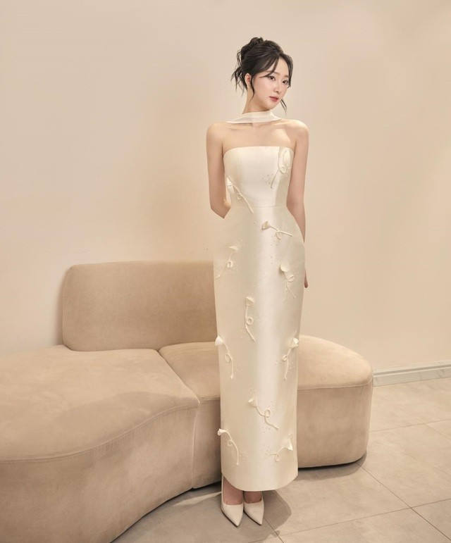 Thiết kế trễ vai tinh tế tạo điểm nhấn vào bờ vai mảnh mai, vừa nữ tính vừa gợi cảm một cách đầy ý nhị. Phần thân váy ôm nhẹ, nhấn eo khéo léo giúp tôn dáng, tạo hiệu ứng vòng eo thon gọn