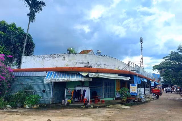 Một trong hai dãy ki-ốt xây trái phép của Công ty Bông Sen.