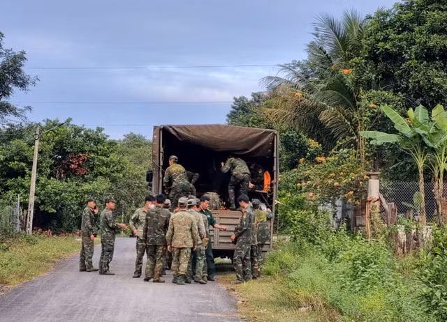 Lực lượng chức năng có mặt tại xã Krông Na để tìm kiếm máy bay rơi