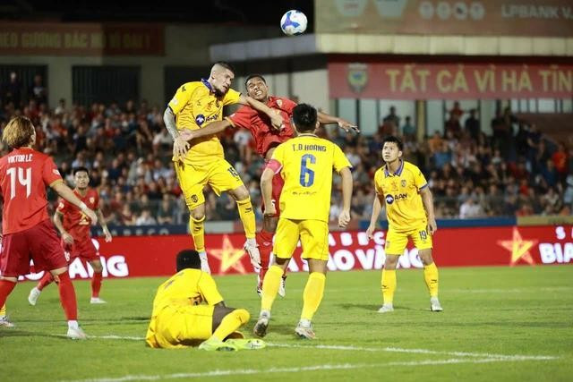 CLB SLNA thi đấu đầy quyết tâm trên sân Hà Tĩnh nhằm chạy đua trụ hạng V-League 2024-2025 CLB SLNA thi đấu đầy quyết tâm trên sân Hà Tĩnh nhằm chạy đua trụ hạng V-League 2024-2025