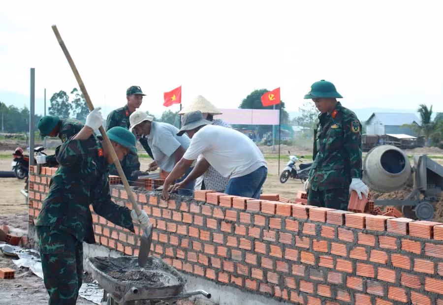 than-toc-dung-nha-dua-dan-vung-lu-an-cu-truoc-mua-mua-bao.jpg